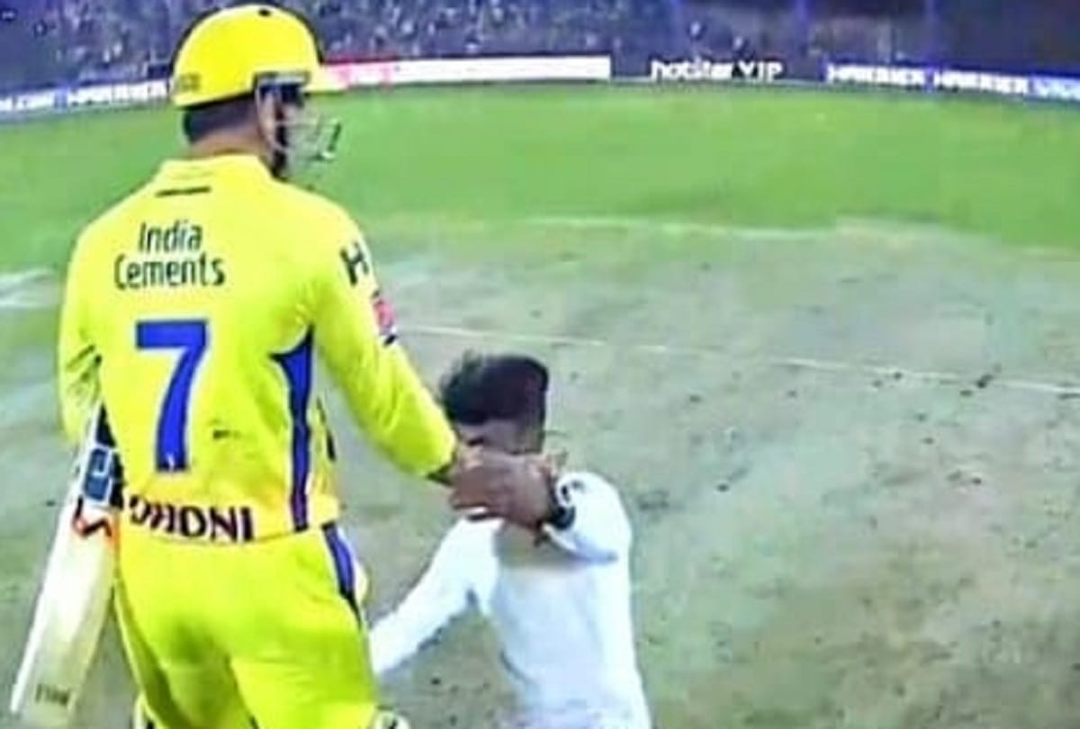 Crazy fans breached Security in Delhi to Got Blessing From MS Dhoni
