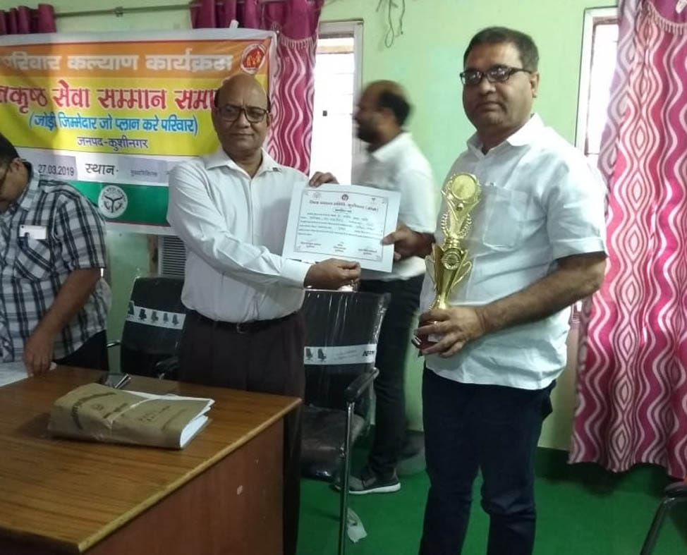 सीएमओ ने किया डॉ.एके पांडेय को सम्मानित