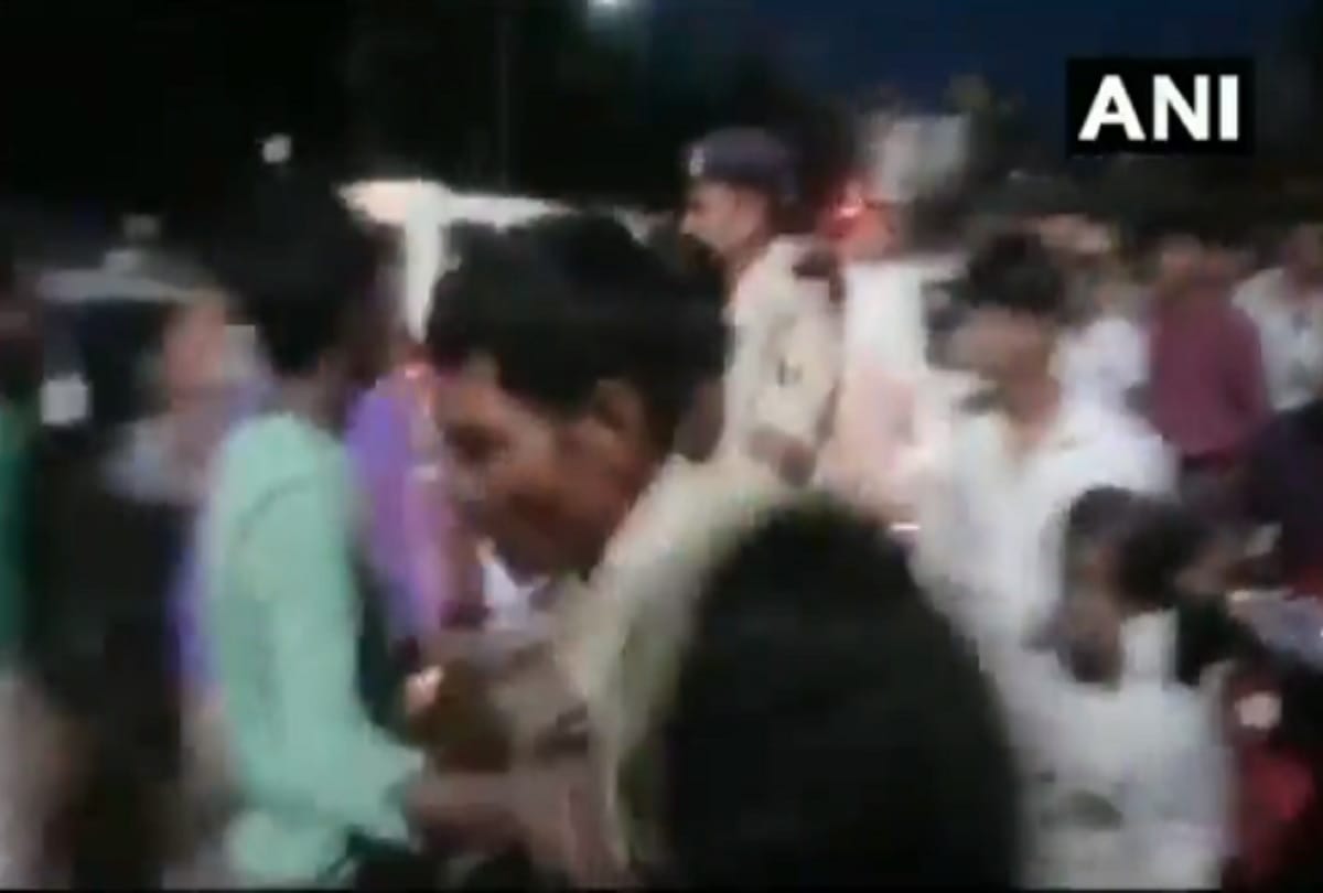 autorickshaw driver and his friends thrash a police personnel at Aghoria Bazar chowk in Muzaffarpur