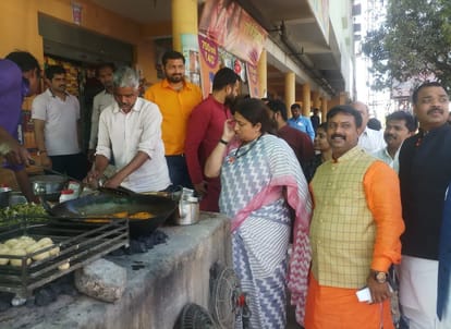 Yogi adityanath stop hear child voice at varanasi airport for loksabha election 2019