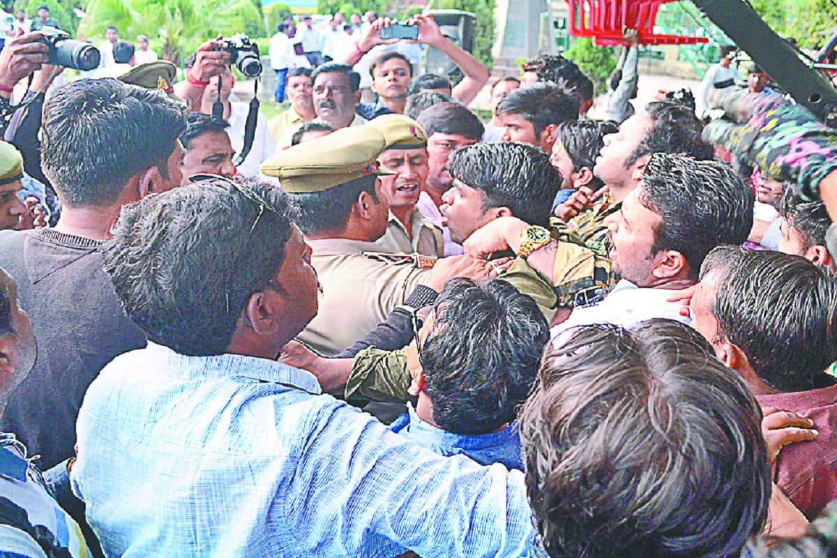 fight between bjp and congress supporters at live tv debate in amethi