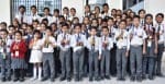 यूपी पब्लिक स्कूल सिसवां में मेडल व प्रमाण पत्र के साथ बच्चे।