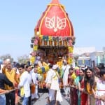 भगवान जगन्नाथ के रथ काे खींचते श्रद्धालु