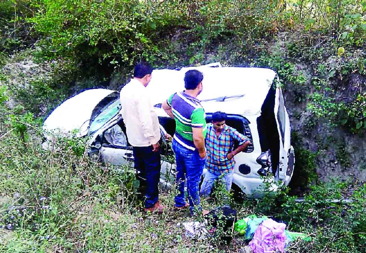 Scorpio collides with tree in unnao