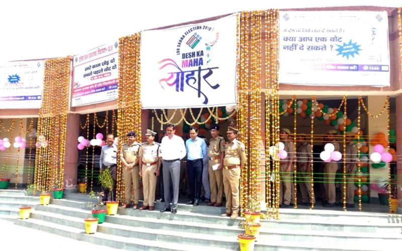 नामांकन प्रक्रिया के लिए फूलों और गुब्बारों से सजा परिसर
