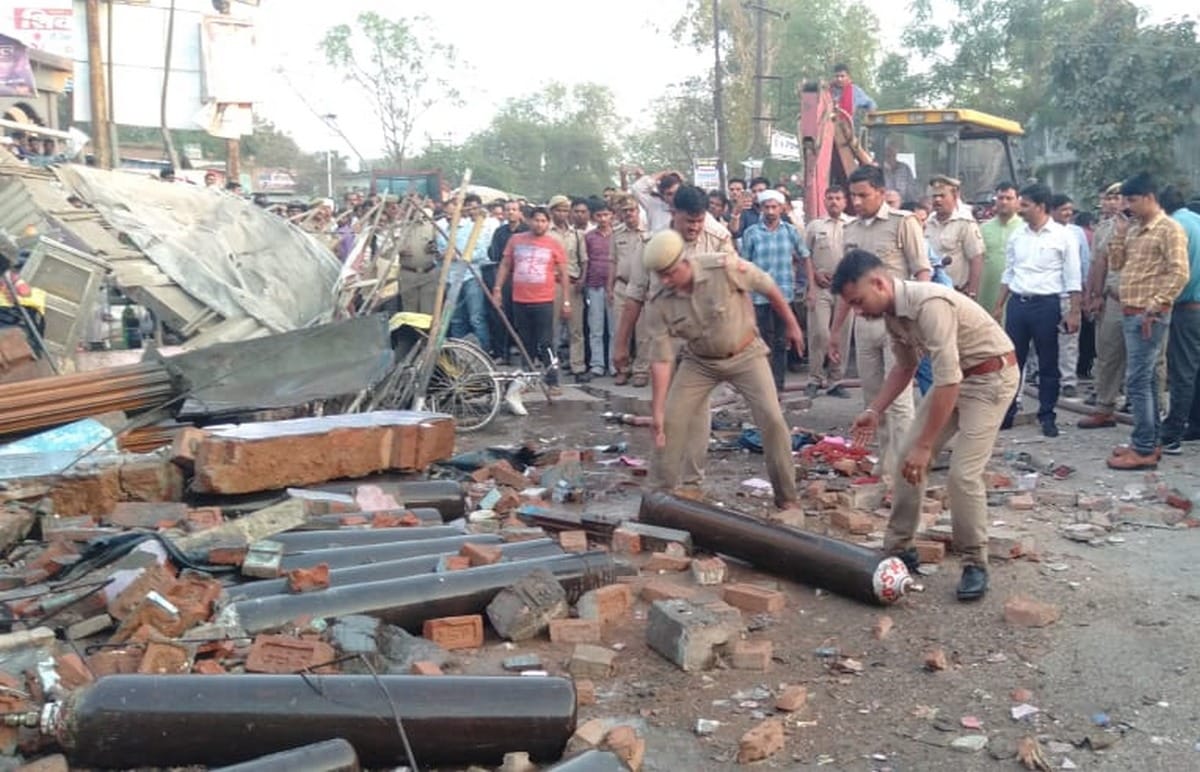 Oxygen cylinder blast killed six person in jaunpur