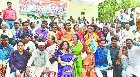 कांग्रेस ने खेली फूलों से होली