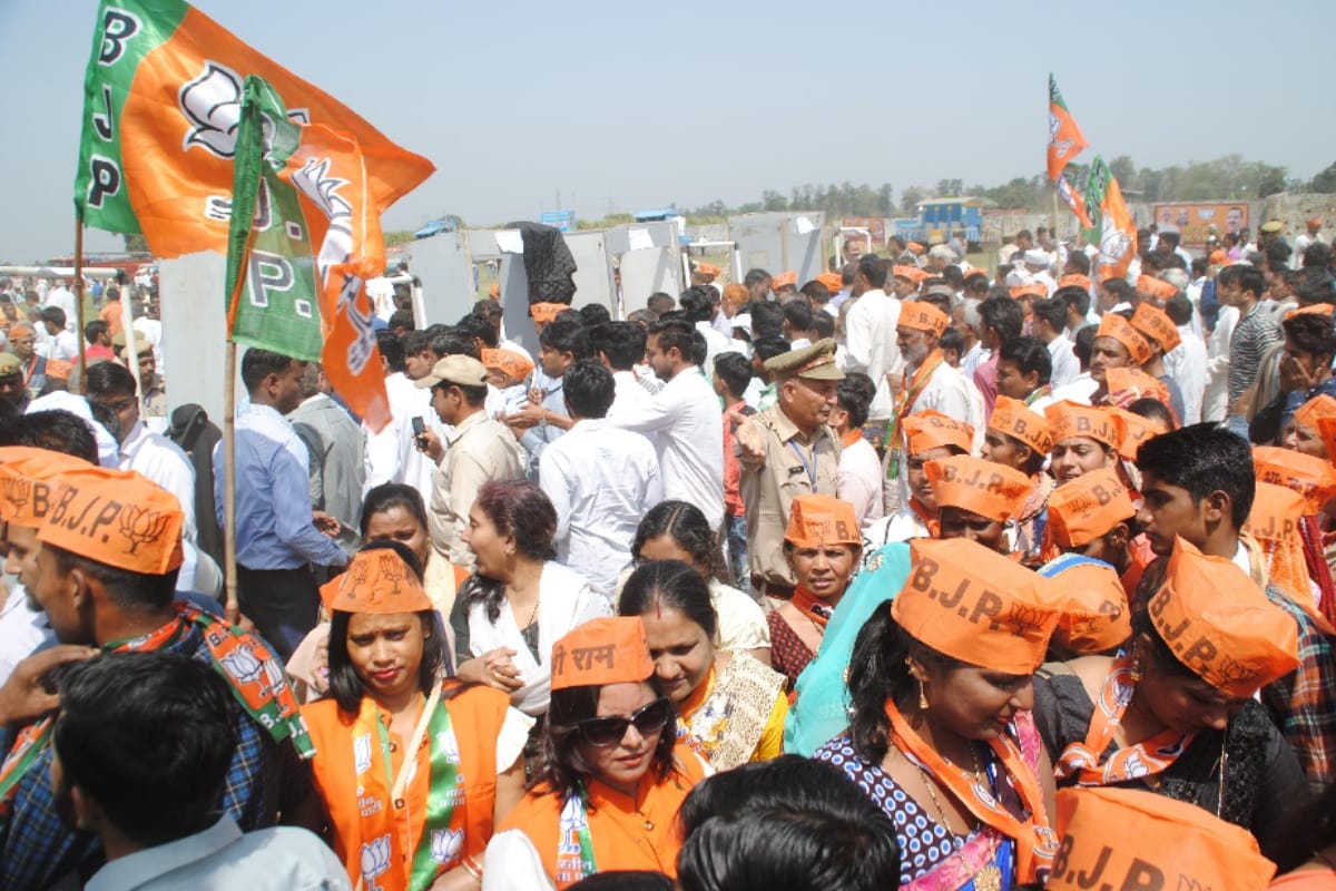 Lok sabha elections 2019, PM Modi fans reached from Meerut rally and Sloganeering of i am a janitor