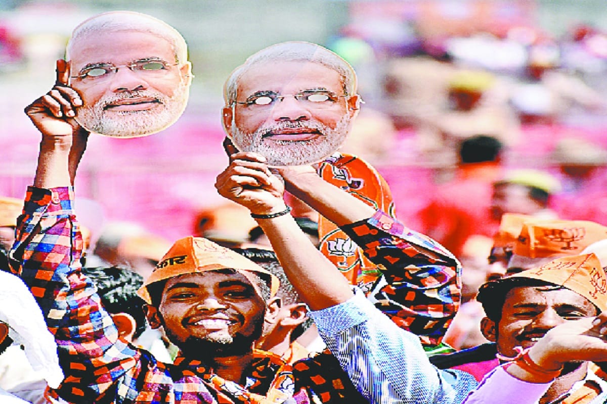 Lok sabha elections 2019, PM Modi fans reached from Meerut rally and Sloganeering of i am a janitor