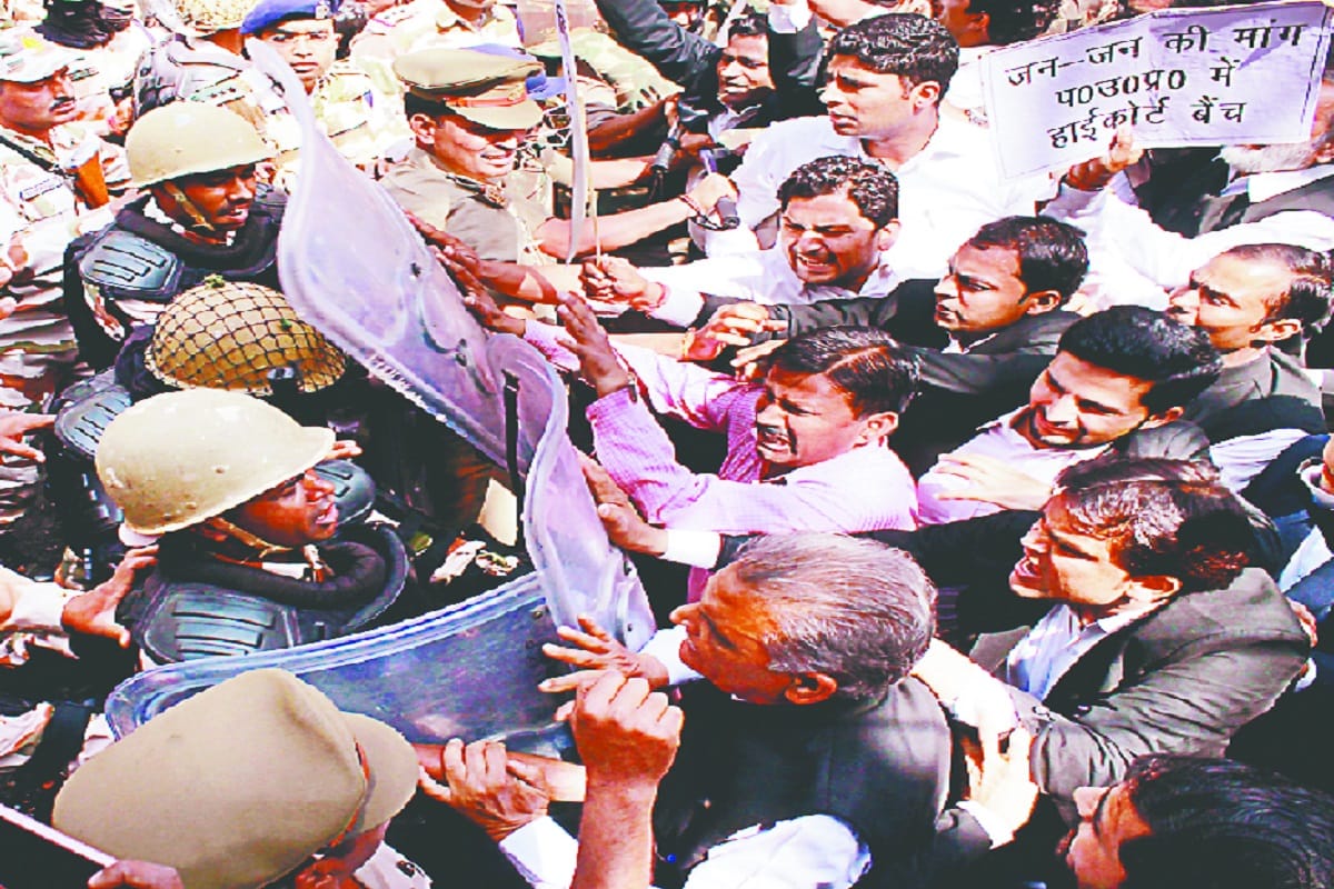 PM Modi's rally: Fight between police and lawyers in Meerut