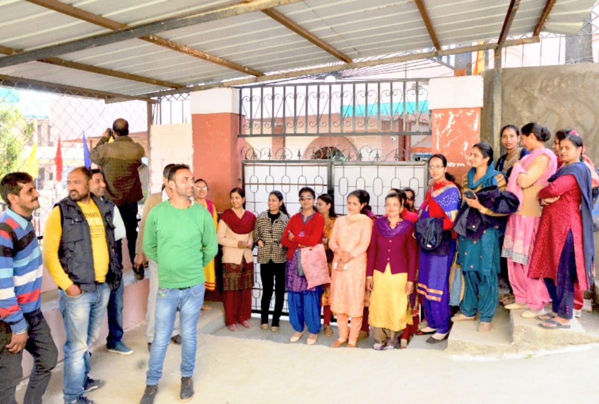 parents protest against school management in solan himachal