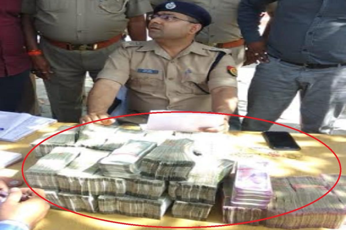 Shamli police caught three youths during the checking and cash of one crore recovered