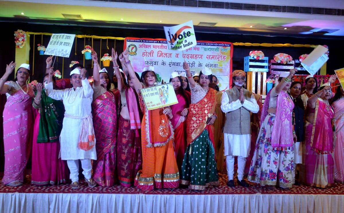 Holi fest organised in varanasi and woman inspire for vote in loksabha election 2019