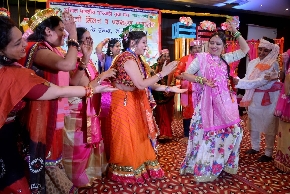 Holi fest organised in varanasi and woman inspire for vote in loksabha election 2019