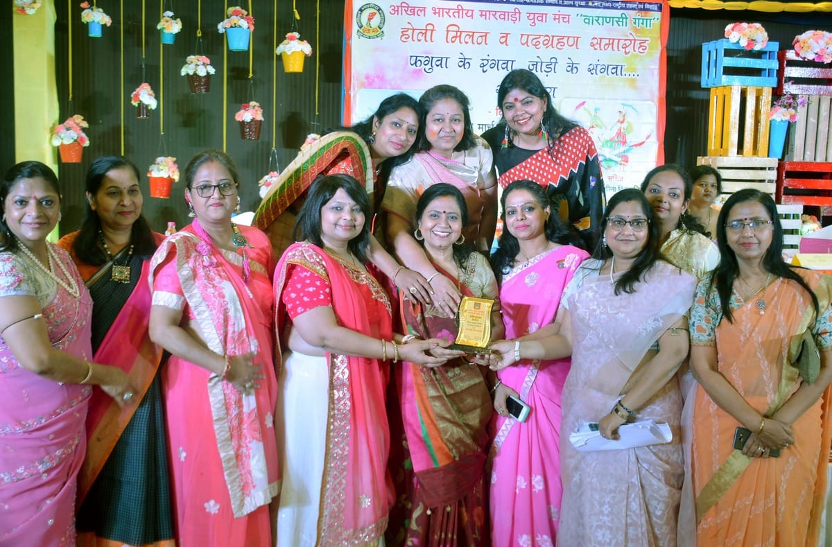 Holi fest organised in varanasi and woman inspire for vote in loksabha election 2019