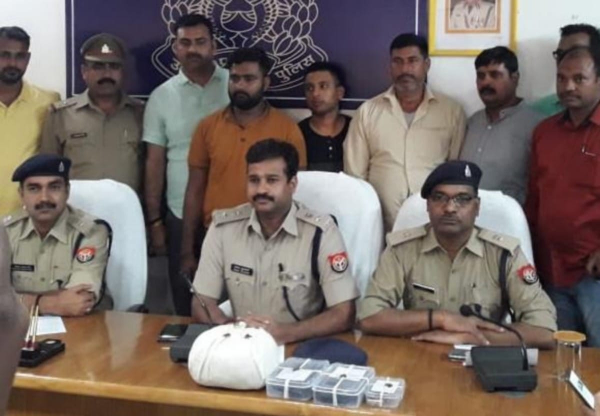 Police arrest hashish smuggler in varanasi