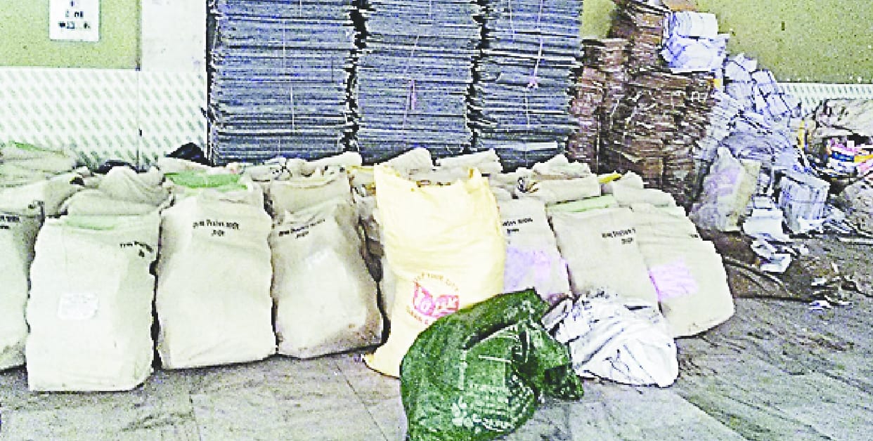 matdaan saamgri k kit taiyaar karne me jute karamchaari