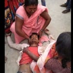 नेबुआ में पुलिस के गुस्से का शिकार युवक व विलाप करते परिजन।