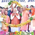 पीएम मोदी और सीएम योगी के साथ मंच पर अन्य भाजपा नेता