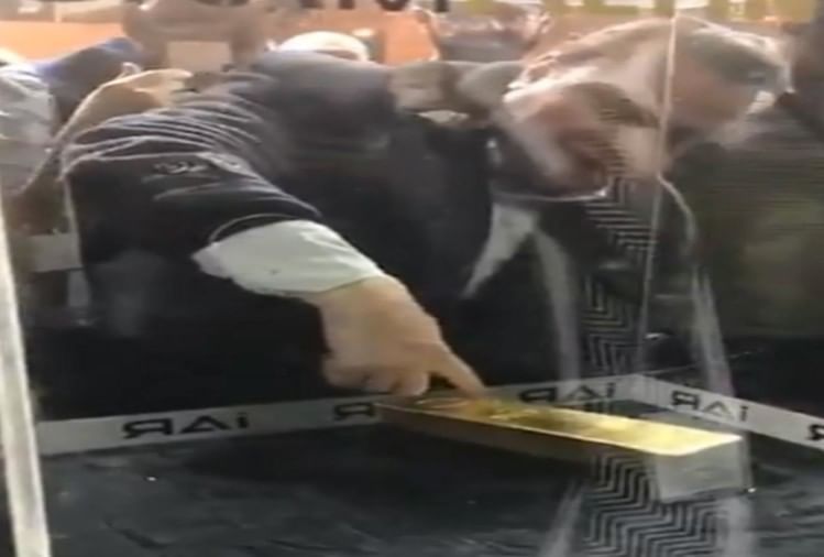 Video यहां एयरपोर्ट पर चल रहा खास चैलेंज, जीतने वाले को मिलेगा 20 किलो