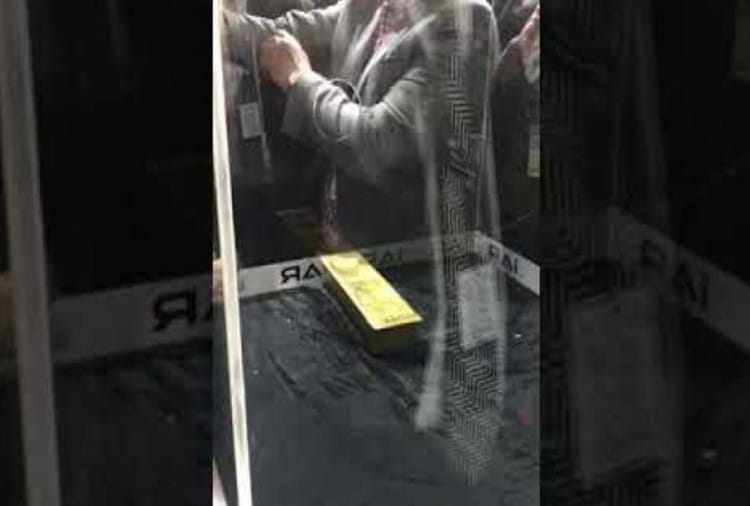 Video यहां एयरपोर्ट पर चल रहा खास चैलेंज, जीतने वाले को मिलेगा 20 किलो