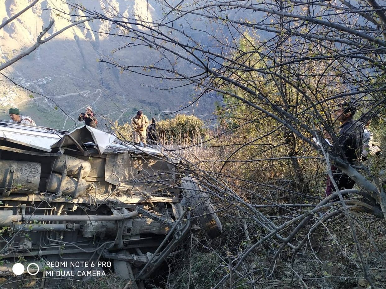 Mini bus and Vikrama clash, youth killed, six wounded