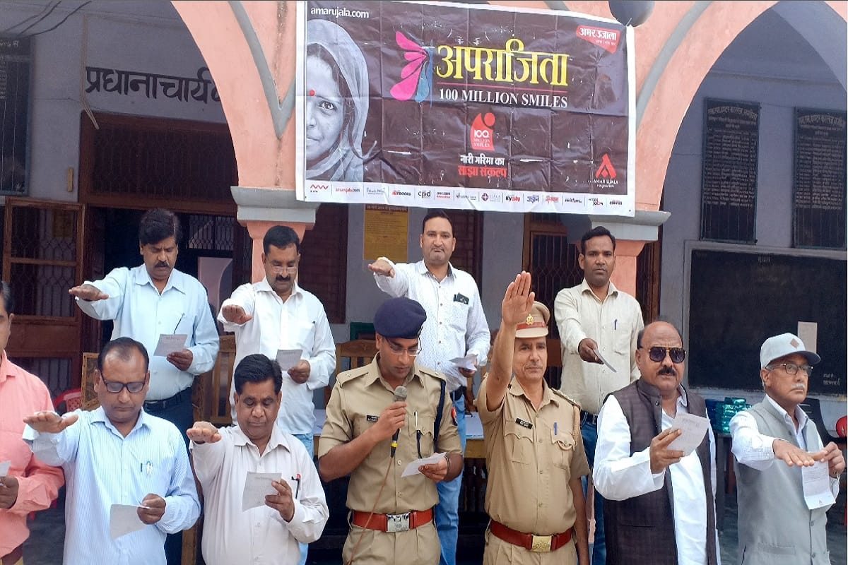 Aprajita 100 million smiles: Bijnor Police officers gave tips of safety to girl students