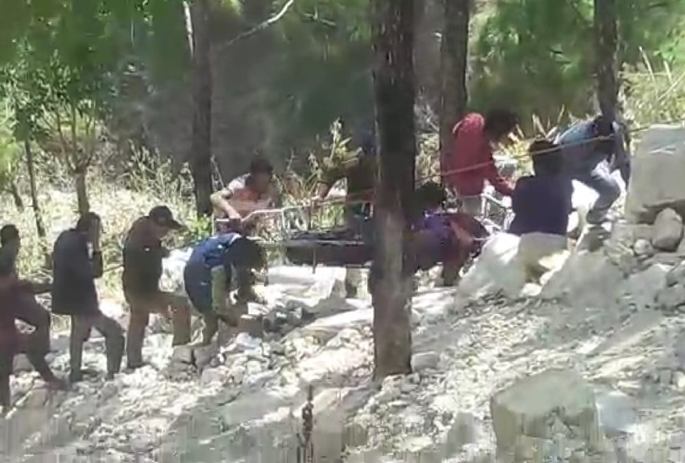 Dead body rescue photos of Labourer vehicle fell into Gorge at chamoli