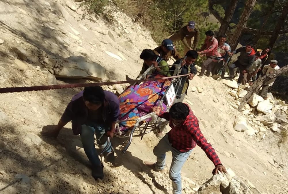 Dead body rescue photos of Labourer vehicle fell into Gorge at chamoli