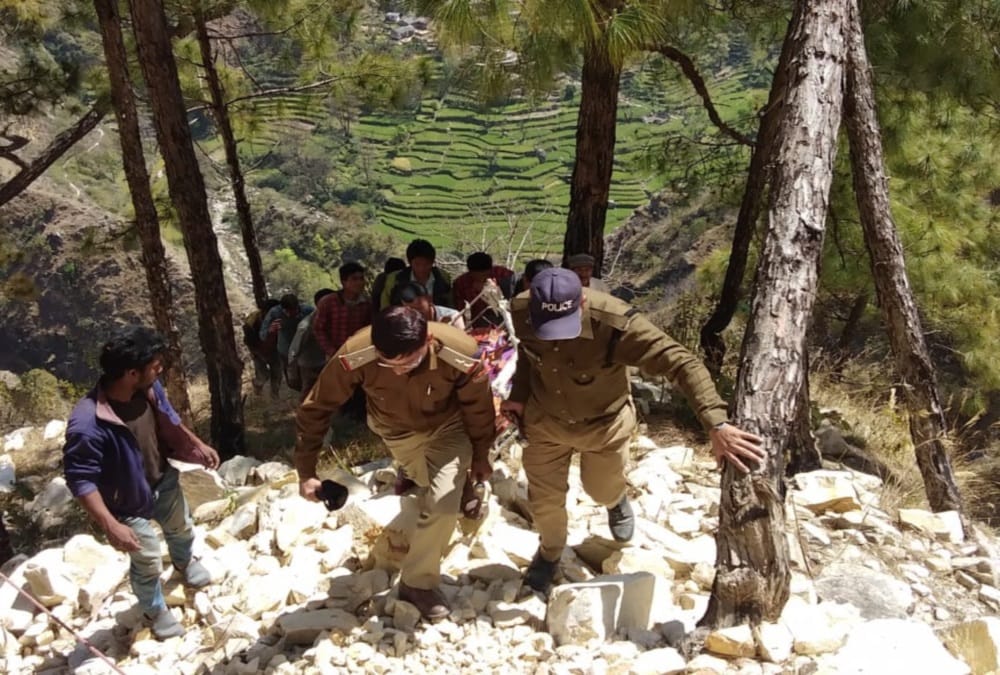 Dead body rescue photos of Labourer vehicle fell into Gorge at chamoli
