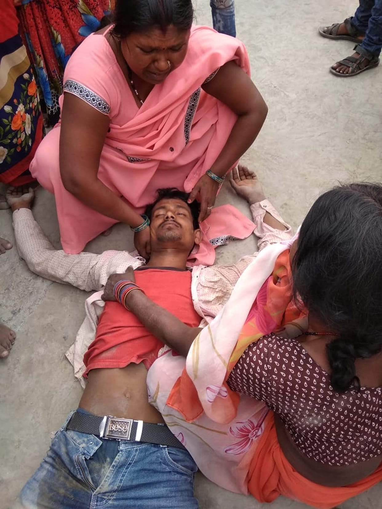 आरोपी को पकड़ने गई पुलिस ने घर वालों को पीटा