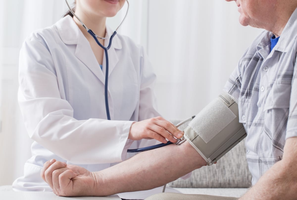 low blood pressure symptoms and causes, how to manage low blood pressure in hindi