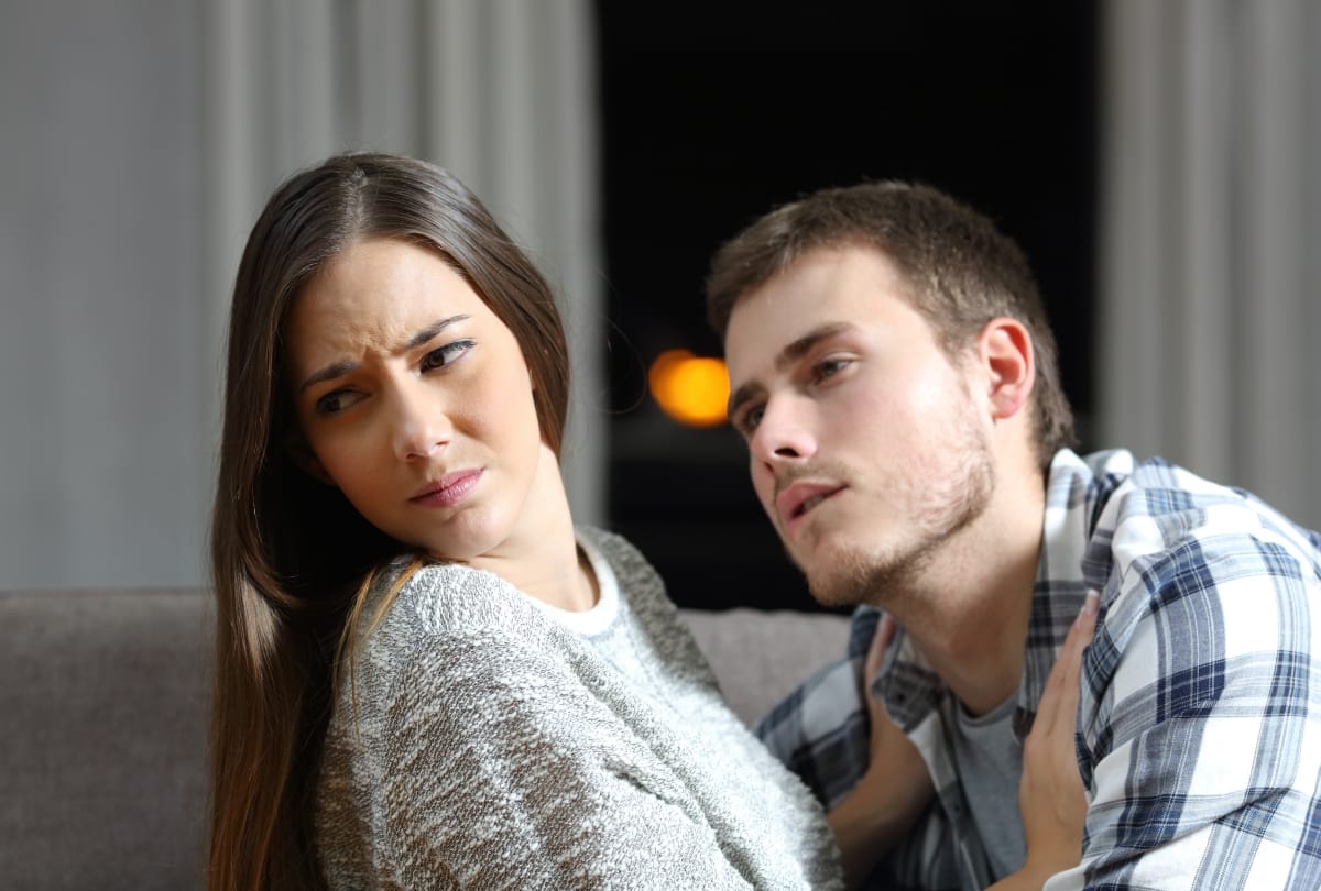 5 signs which explain your partner is cheating on you