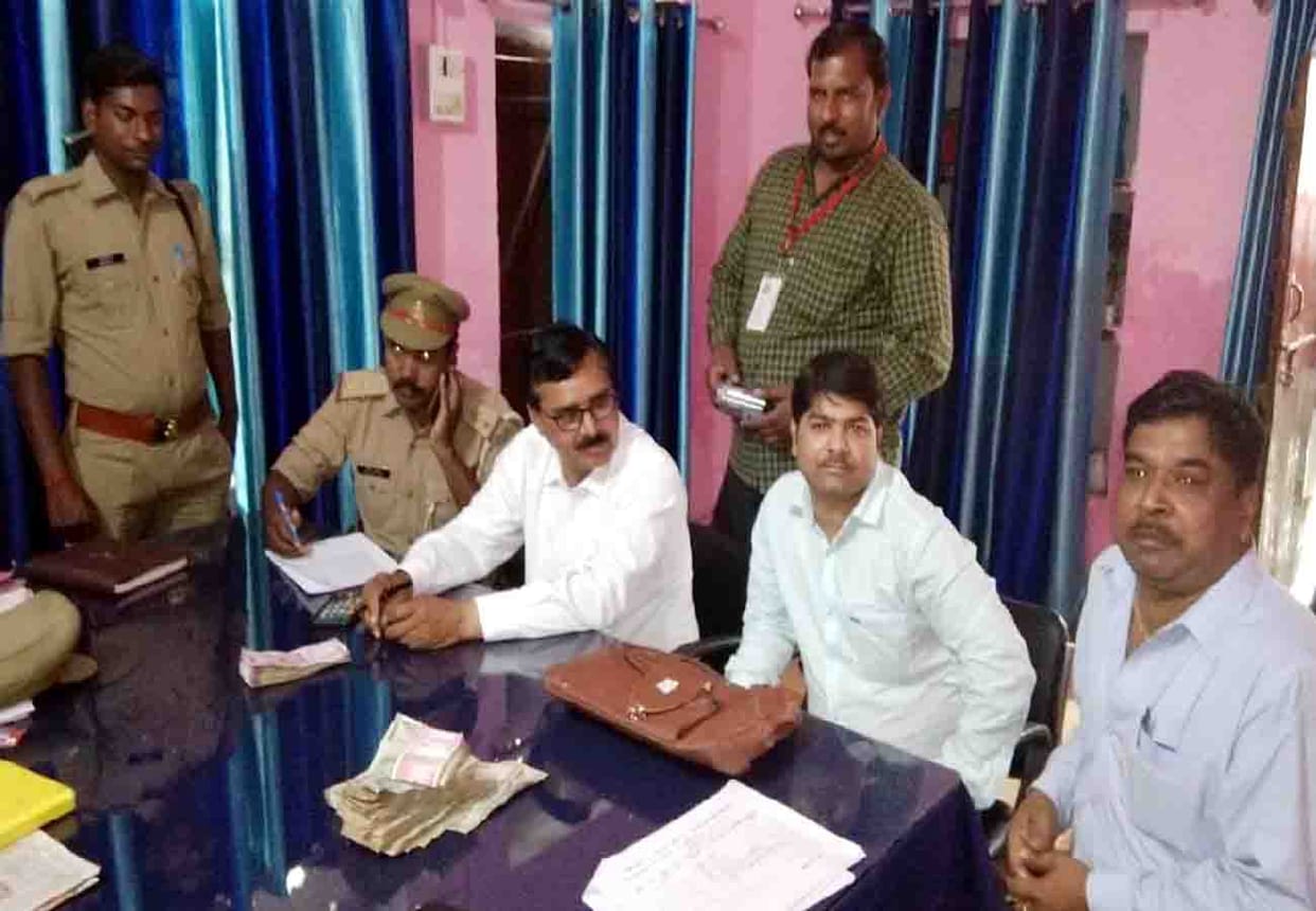 flying squad recovered two lakh and seventy thousand rupee in car
