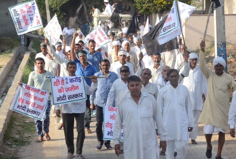 Lok sabha election 2019, Farmers showed black flags to  BJP MP and MLA in Charkhi Dadri