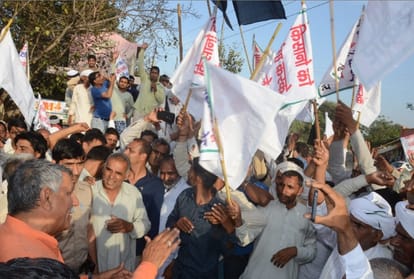 Lok sabha election 2019, Farmers showed black flags to  BJP MP and MLA in Charkhi Dadri