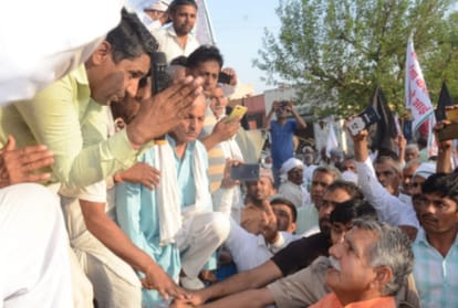 Lok sabha election 2019, Farmers showed black flags to  BJP MP and MLA in Charkhi Dadri