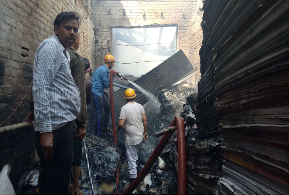 massive fire in the cardboard factory in agra