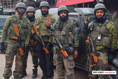 दो आतंकियों को ढेर कर जश्न मनाते जवान