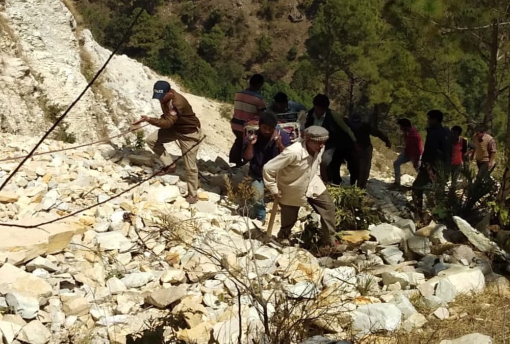 Dead body rescue photos of Labourer vehicle fell into Gorge at chamoli