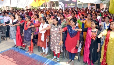 महिलाओं ने ठाना है, लोकतंत्र को मजबूत बनाना है