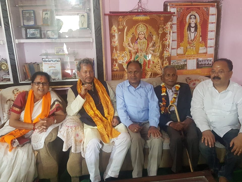 Lok sabha elections 2019 Bjp Tirath Singh Rawat take blessings from cm yogi adityanath parents