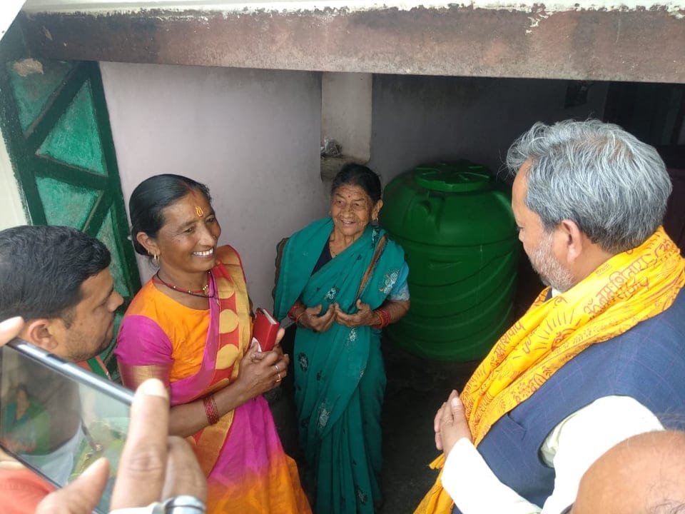 Lok sabha elections 2019 Bjp Tirath Singh Rawat take blessings from cm yogi adityanath parents
