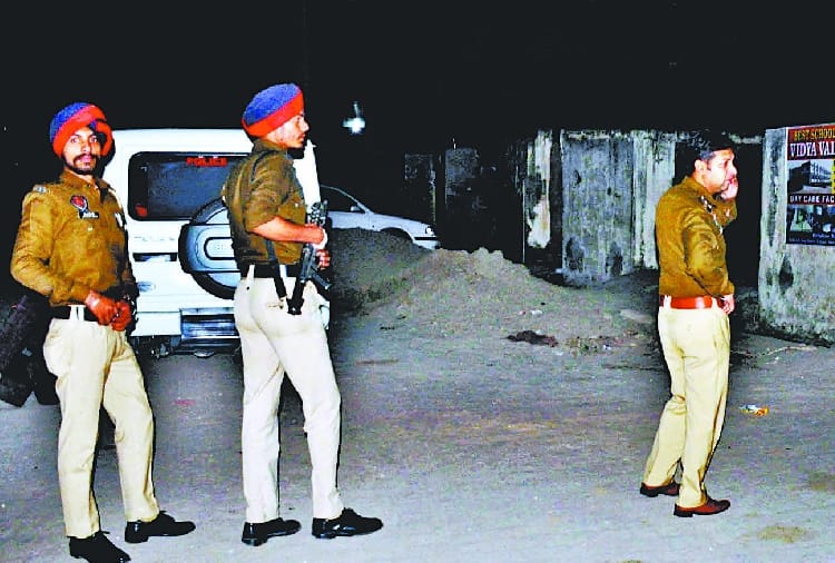 पुलिस पर फायरिंग, तीन लोग हथियारों समेत दबोचे