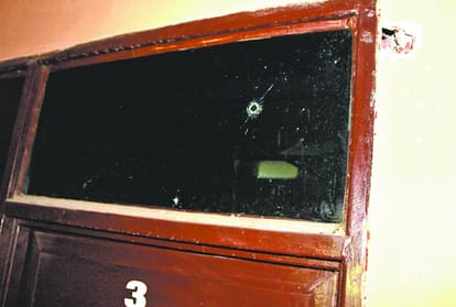 पुलिस पर फायरिंग, तीन लोग हथियारों समेत दबोचे