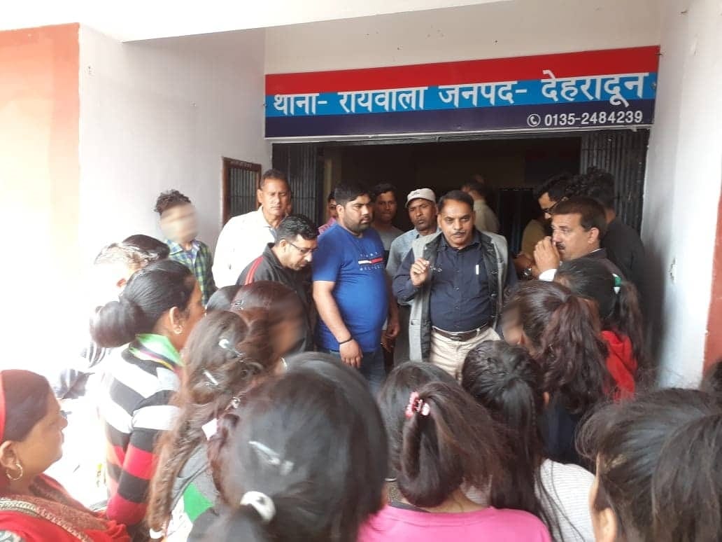 अध्यापक पर अभ्रदता का आरोप, थाने में काटा हंगामा