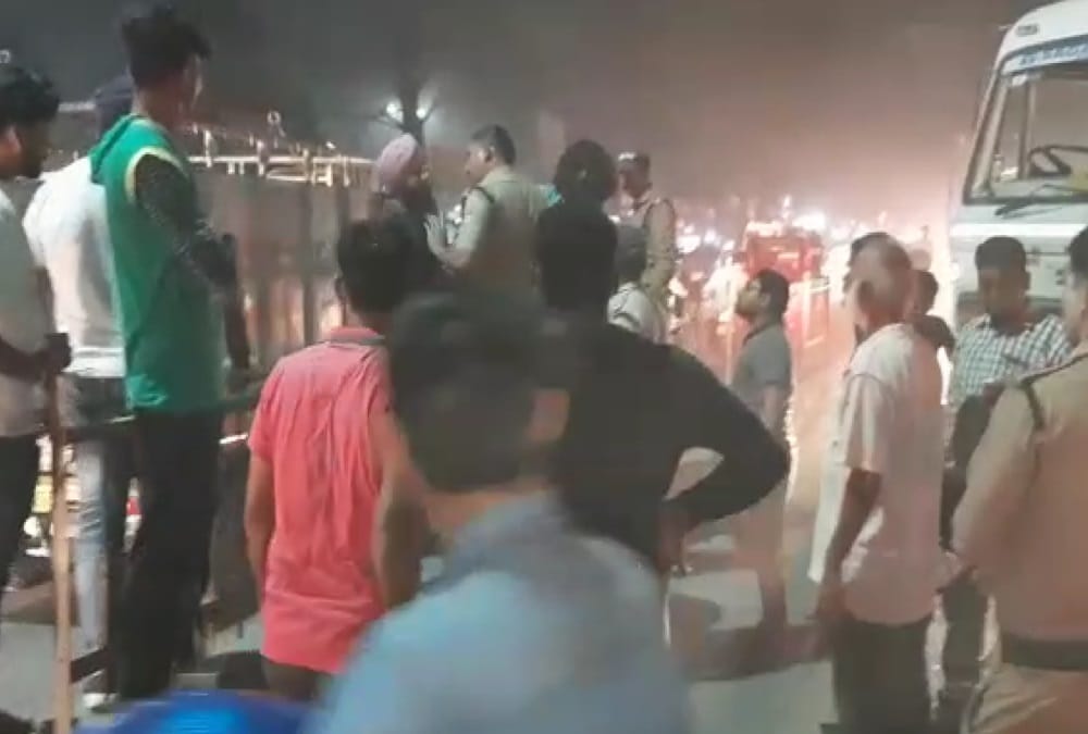 Police Lathicharge during fight with truck drivers in rudrapur