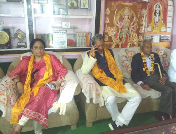 तीरथ सिंह रावत ने योगी आदित्यनाथ के माता-पिता के पैर छूकर लिया आर्शीवाद