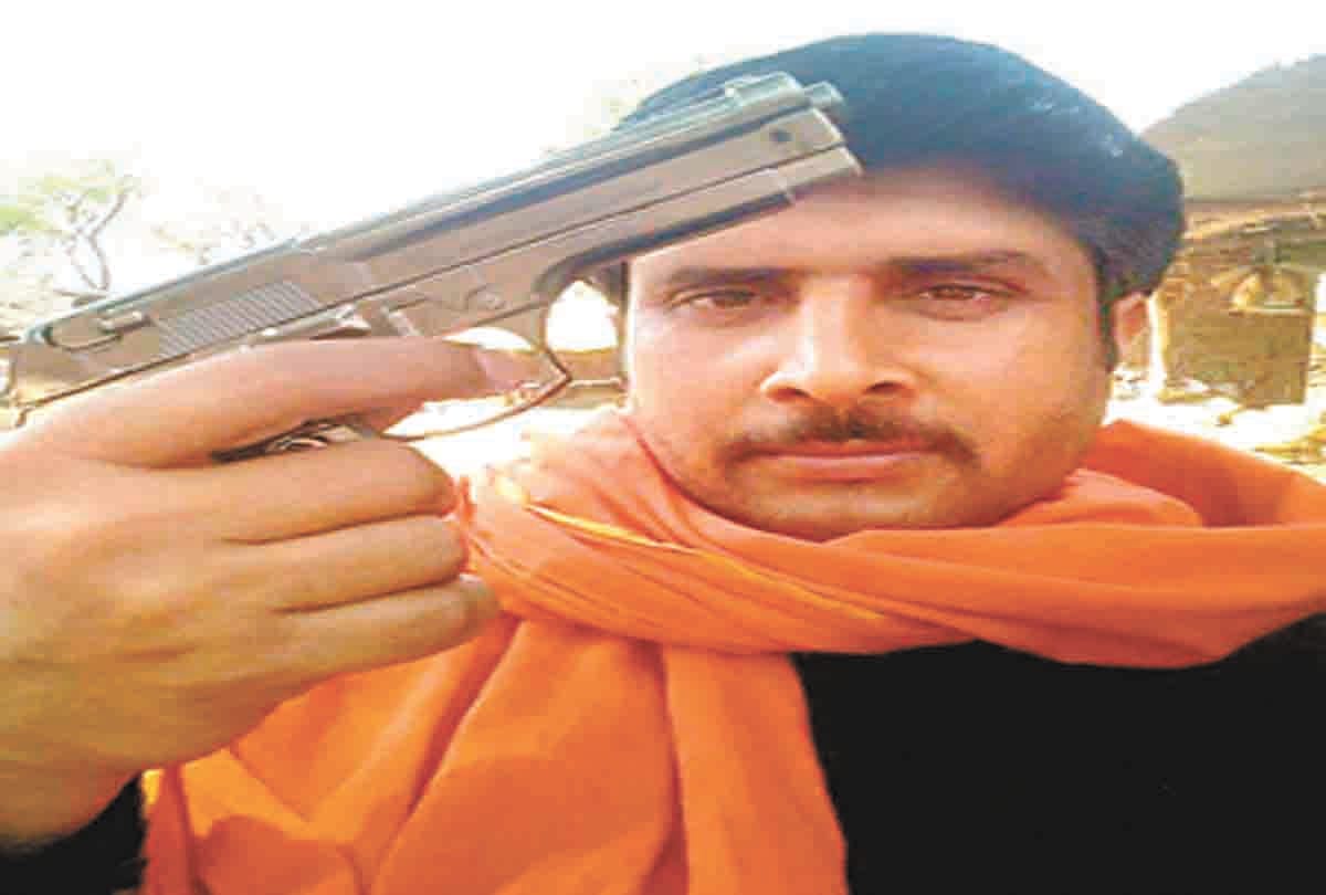 Viralized photo on social media with illegal pistol