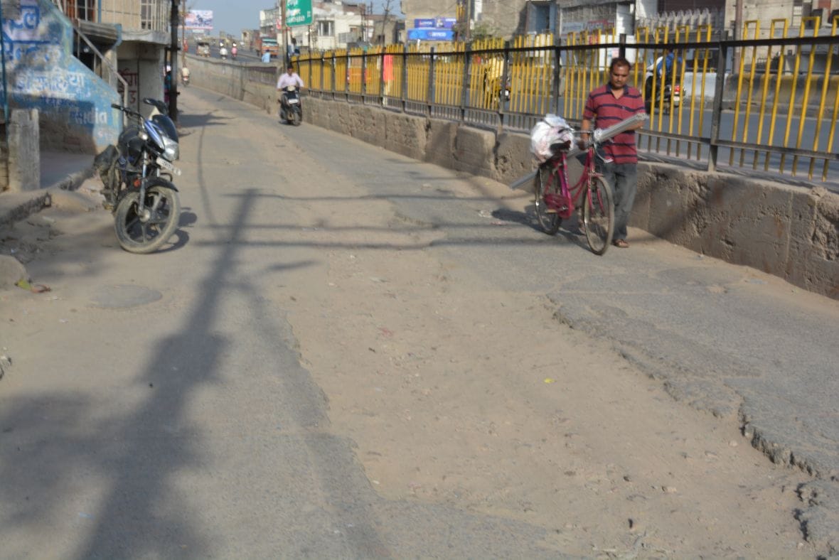 पाइप लाइन डाली पर खुदी सड़कें बनाना भूला जलनिगम
